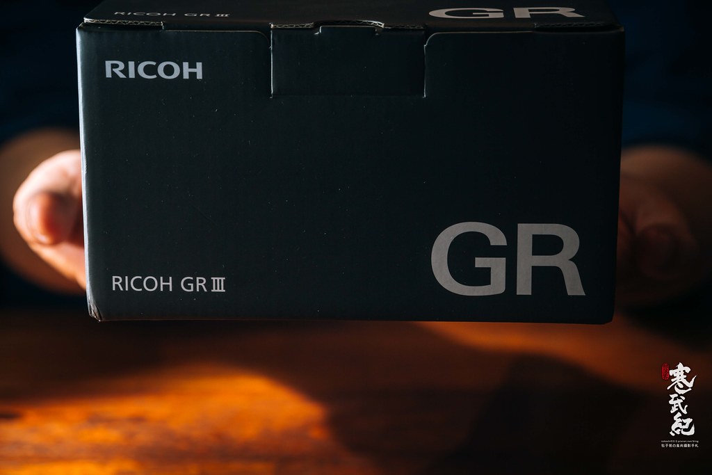 【中肯‧開箱】Ricoh GR III｜世界最小APS-C隨身單眼．街拍樂趣．無與倫比！ @包子爸の食尚攝影手札
