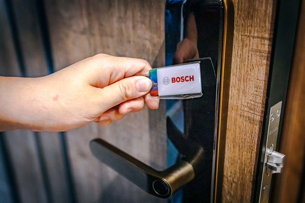 【中肯‧開箱】博世 Bosch 智能電子鎖 ID60｜鏡面設計有質感．博世Bosch電子鎖．台北設計建材中心．智能電子鎖推薦！ @包子爸の食尚攝影手札