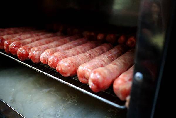 【中肯‧食記】平溪第一家碳烤黑豬肉香腸‧雞排 @包子爸の食尚攝影手札